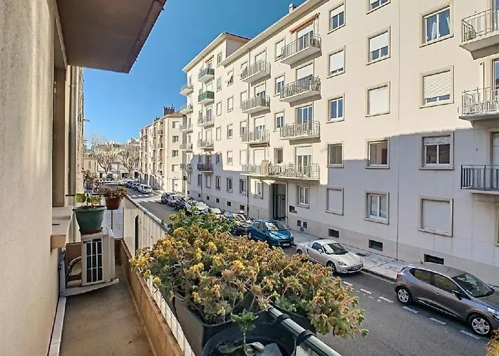 Beau F3, Renove, Calme, En Plein Centre De Nimes
